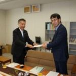 公立大学協会からは、木苗直秀会長の代理で中田晃事務局長が要望書を提出